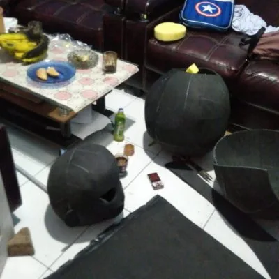 Proses framing kepala kostum maskot yang dikerjakan langsung oleh tim pengrajin kami untuk memastikan kualitas tetap terjaga. Proses pembentukan frame kepala kostum maskot di workshop