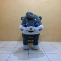 Proses pembuatan kostum ride on toy oleh tim produksi VMIMASKOT. Kostum ini dirancang dengan detail rapi, bahan nyaman, dan desain custom sesuai karakter pesanan klien. Tim produksi Vendor Maskot Indonesia sedang menyelesaikan kostum ride on toy di workshop Bandung